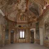 Attraverso due porte laterali si passa al salone ottagonale centrale, un vero e proprio tesoro. Il vano, illuminato unicamente dalle finestre laterali, � infatti un tripudio di affreschi